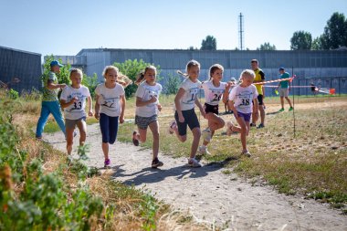 Ukrayna, Kyiv - 11 Ağustos 2020: Kızlar sokakta koşuyor. Açık hava sporu. Çocuklarda fiziksel aktivite.