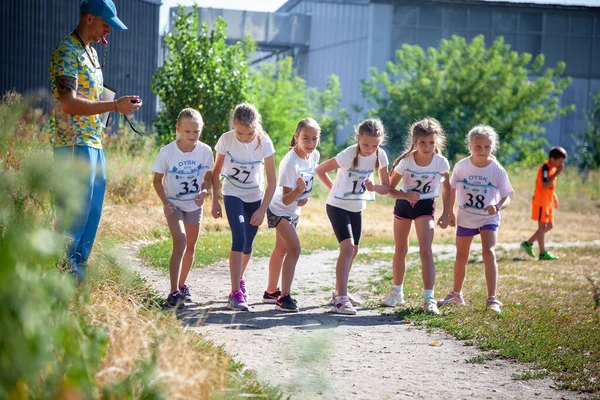 Украина, Киев - 11 августа 2020 года: Девушки бегают по улице. Спорт на открытом воздухе. Физическая активность у детей. — стоковое фото