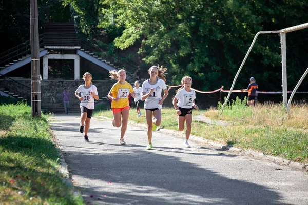 Ukraine, Kyiv - August 11, 2020: Girls run in the street.户外运动儿童的体育活动. — 图库照片