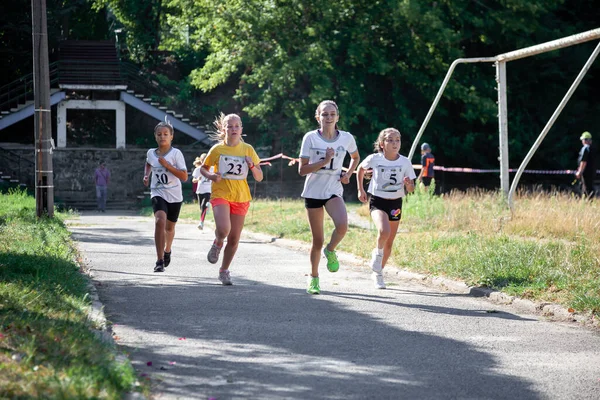 Ucraina, Kiev - 11 agosto 2020: le ragazze corrono per strada. Sport all'aperto. Attività fisica nei bambini. — Foto Stock