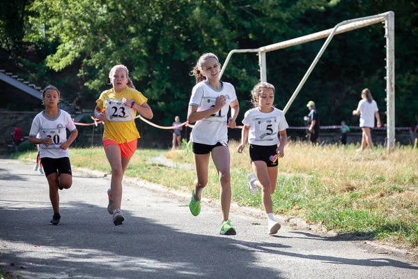 Ukraine, Kyiv - August 11, 2020: Girls run in the street.户外运动儿童的体育活动. — 图库照片