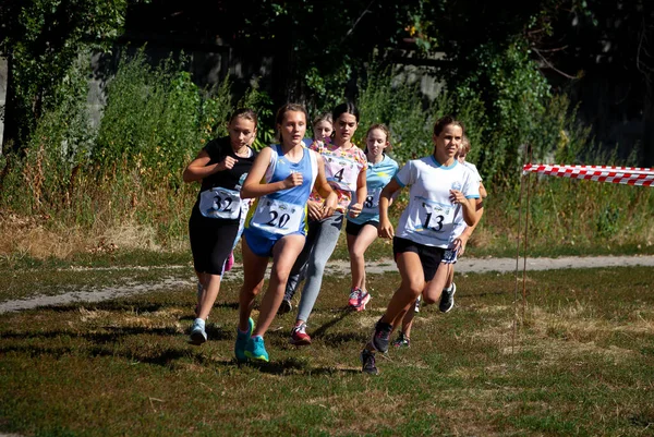 यूक्रेन, कीव 11 अगस्त 2020: लड़कियां सड़क पर दौड़ती हैं। खेल घर के बाहर। बच्चों में शारीरिक गतिविधि . — स्टॉक फ़ोटो, इमेज