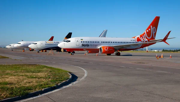 Ukrayna, Kyiv - 13 Ağustos 2020: Boryspil uluslararası havaalanında yolcu uçağı. Ukrayna uçağı Boeing 737-96N ER SkyUp Havayolları. Pist.