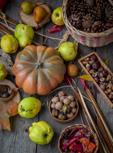 Natura Morta Autunno Una Vista Superiore Tavolo Legno Zucca Castagne — Foto Stock