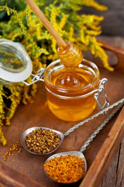 Arı poleni tanecikleri. Tahta masadaki bal