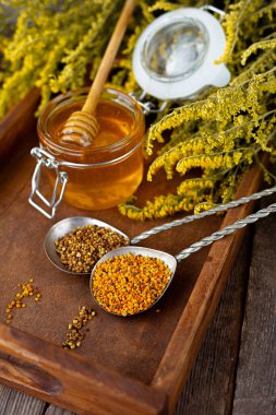 Arı poleni tanecikleri. Tahta masadaki bal