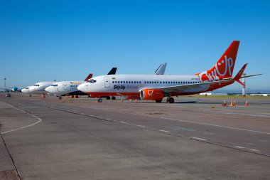Ukrayna, Kyiv - 13 Ağustos 2020: Boryspil uluslararası havaalanında yolcu uçağı. Ukrayna uçağı Boeing 737-96N ER SkyUp Havayolları. Pist.