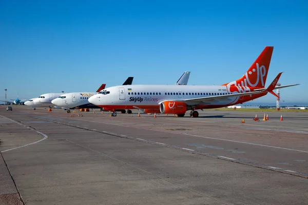 Ukrayna, Kyiv - 13 Ağustos 2020: Boryspil uluslararası havaalanında yolcu uçağı. Ukrayna uçağı Boeing 737-96N ER SkyUp Havayolları. Pist.