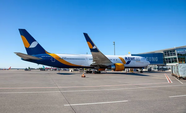 Ukrayna, Kyiv - 13 Ağustos 2020: Boeing 767-33A Acil Servis Boryspil Uluslararası Havalimanı Azur Air Ukrayna 'da yolcu uçağıdır. Ukrayna yapımı UR-AZK AZURAIR Havayolları. Pist.