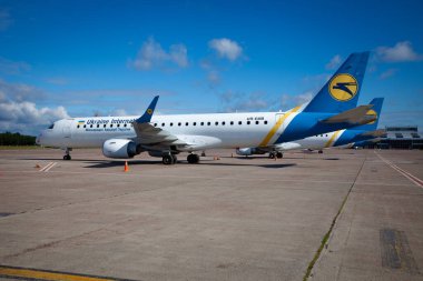 Ukrayna, Kiev - 13 Ağustos 2020: Borispol havaalanında yolcu uçağı. UR-EMB UKRAINE ULUSLARARASI HAVAALARI EMRAER ERJ-190