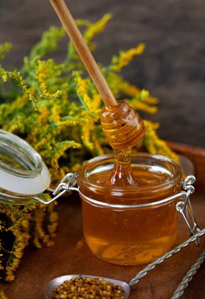 Honung Glasburk Med Träsked Stilleben Ett Träbord Med Gula Blommor — Stockfoto