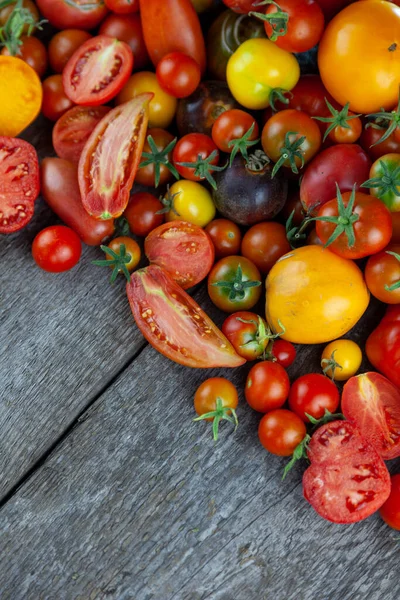Pomidory Różnych Odmianach Kolorach Widok Góry Układ Drewnianym Tle — Zdjęcie stockowe
