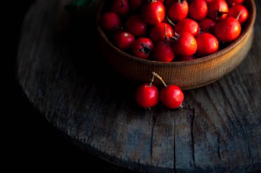 Yararlı bir bitkinin kırmızı böğürtlenleri. Gül kalçası gibi görünüyor. Tıpta kullanılan tıbbi bir bitki. Meyve üst görünümünden arkaplan.