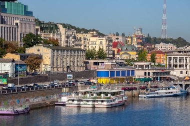 Ukrayna, Kiev - 12 Eylül 2020: Kiev şehri manzarası - Podil. Dinyeper nehrindeki nehir istasyonu. Limanın antik mimarisi. Seddin manzarası..