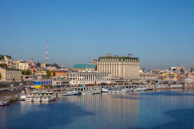 Ukrayna, Kiev - 12 Eylül 2020: Kiev şehri manzarası - Podil. Dinyeper nehrindeki nehir istasyonu. Limanın antik mimarisi. Seddin manzarası..