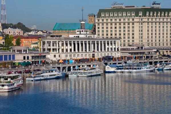 Ukrayna, Kiev - 12 Eylül 2020: Kiev şehri manzarası - Podil. Dinyeper nehrindeki nehir istasyonu. Limanın antik mimarisi. Seddin manzarası..