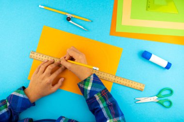 Adım 2. Renkli kağıt ya da kartondan balkabağı yapmak için adım adım talimat. Kendiniz yapın. Yapıştırıcı, cetvel, pusula, makas. Çocuklar için bir DIY aracı. Cadılar Bayramı için dekorasyon