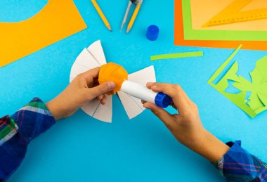 Altıncı adım. Renkli kağıt ya da kartondan balkabağı yapmak için adım adım talimat. Kendiniz yapın. Yapıştırıcı, cetvel, pusula, makas. Çocuklar için bir DIY aracı. Cadılar Bayramı için dekorasyon