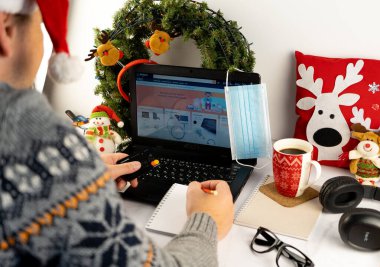 Ukrayna, Kyiv - 30 Eylül 2020: Noel alışverişi. Bir liste yap ve kredi kartı tut. Erkek eli. Tatil alışverişi. Yeni yıl. Amazon sitesinden sipariş verin. .