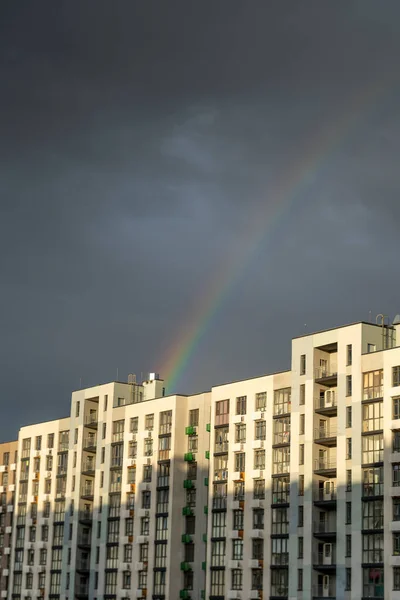 高層ビルの上に虹 マルチアパート住宅ビル 住宅街 — ストック写真