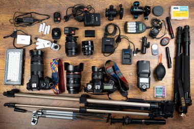 Ukrayna, Kyiv - 15 Ekim 2020: çantanın içindekiler ve fotoğrafçının çalışma aletleri - kamera, flaş, tripod, lensler. İş ve çekim için bir takım şeyler. Çalışma alanı, arkaplan
