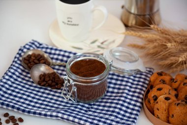 Tahta arka plandaki bir kutudan kahve taneleri döküldü. Kahve havası. Metin için yeri olan koyu kahve çekirdeği arka planı.