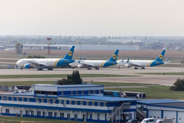 Ukrayna, Kyiv - 10 Ekim 2020: Boryspil Uluslararası Havaalanı 'nın D terminaline uçaklar park edilmiştir. Yolcu uçağı yolcuları yükler, uçuş için hazırlanır..