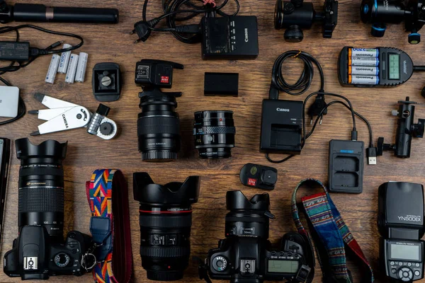 ウクライナ キエフ 2020年10月15日 バッグと写真家の作業ツールの内容 カメラ フラッシュ レンズ 仕事と撮影のためのもののセット 作業スペース — ストック写真