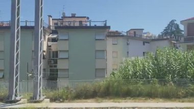 Trenden apartmana kadar görüntü. La Spezia 'dan Cinque Terre' ye gidiyorum. İtalya, La Spezia - 15 Temmuz 2025