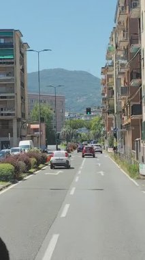 Drive Caddesi. Otobüs manzaralı bir yol. Araba sürüyorum. İtalya, La Spezia - 15 Temmuz 2025
