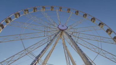 Dönme dolap dönüyor. Mavi gökyüzü yaz eğlencesi. İtalya, Rimini - 16 Temmuz 2025