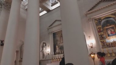 İçerideki Basilica di San Marino katedrali. Turizm yüzünden. İtalya, San Marino Cumhuriyeti - 13 Temmuz 2025