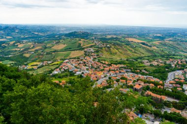 San Marino Cumhuriyeti manzaralı evler ve yeşil çayırlar