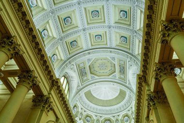 Bazilika di San Marino Stucco tavan kilisesinin iç kısmında. San Marino Cumhuriyeti