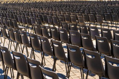 Vatikan 'ın açık havasında siyah sandalyeler.