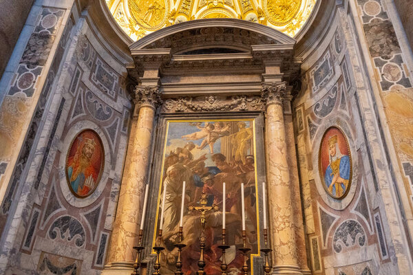 Мозаика в Ватикане украинского Владимира Великого и княгини Ольги. Герб Украины. Оружие Украины. Базилика Святого Питера. Церковь внутри. Италия Рим. Ватикан, Ватикан - 12 июля 2025 года.