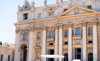 Aziz Peters Bazilikası Vatikan mimarisi cephe sütunları inşa ediyor