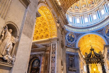 Vatikan, Vatikan - 12 Temmuz 2025: St. Peters Bazilikası sunağı. İçerideki kilise.