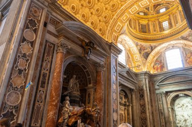 Vatikan Şehri, Vatikan - 12 Temmuz 2025: Vatikan 'da Aziz Peters Bazilikası' nda Papa VII. Alexander 'ın anıtı. İçerideki kilise.