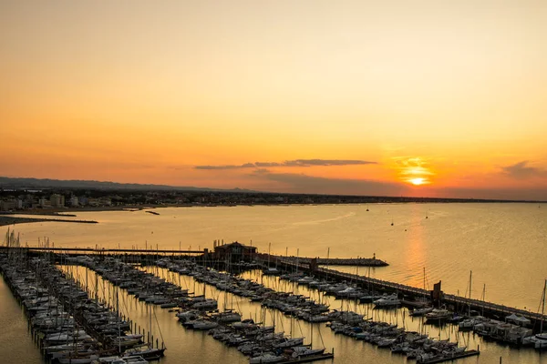 Yat kulübü manzaralı. Akşamları gökyüzü. Su parkı gemileri. Yaz mevsiminde İtalya 'nın Rimini limanında gün batımı gökyüzü. Güneş ufku