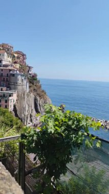 Yaz gezisi. Çok renkli evler ve mavi deniz. Cinque Terre İtalya 'da Rock Doğa Uçurumu' ndaki köy. Gökyüzü kopyalama alanı.