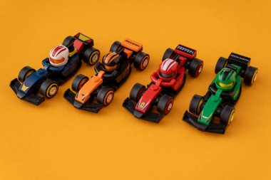 Ukrayna, Kyiv - 18 Eylül 2025: Oyuncak araba Formula 1 Lego seti. Ferrari, Aston Martin McLaren Formülü eğlence için bir takım yarışı