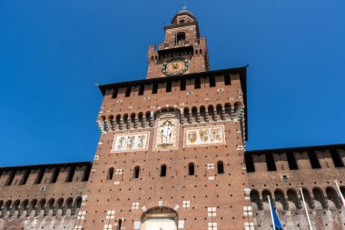 Sforza Kalesi Milan İtalya 'da antik bir kule. Eski İtalyan ortaçağ mimarisi. Castello Sforzesco 'yu inşa eden eski tuğla duvar ön cephesi