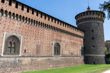 Sforza Kalesi Milan İtalya 'da antik bir kule. Eski İtalyan ortaçağ mimarisi. Castello Sforzesco kalesini inşa eden tuğla duvar cephesi