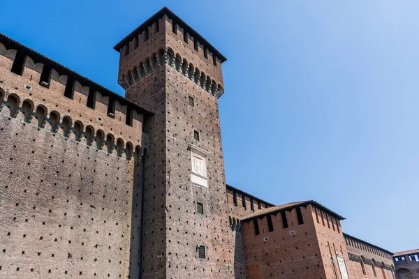 Milano 'daki Sforza Kalesi. Eski İtalyan ortaçağ mimarisi. Castello Sforzesco Kulesi 'ni inşa eden eski duvar önü penceresi
