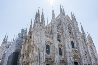 Milano şehrindeki Duomo di Milano faşist kilisesi. Gotik İtalyan mimarisi ayrıntıları