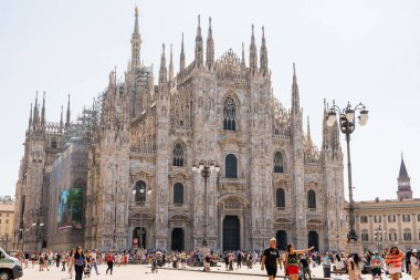 İtalya, Milano - 17 Temmuz 2025: Yaz Meydanı Duomo di Milano 'da Turizm Üzerine, birçok turist sokağı. Kilise Gotik Mimarisi Turistik Etkinlik