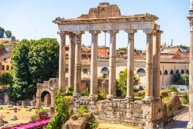Sütunlar Roma Forumu 'nun eski ve ünlü mimarisi. İtalya, Roma - 12 Temmuz 2025