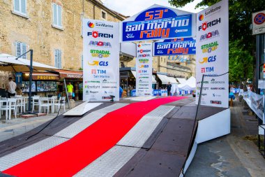 San Marino ralli şehri. Kürsüde kırmızı halı. Sponsor reklam tabelasının logosu. İtalya, San Marino - 13 Temmuz 2025