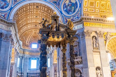 Vatikan Şehri, Vatikan - 12 Temmuz 2025: St. Peters Bazilikası 'ndaki sunak anıtı içerideki iç kolon kilisesi. Eski mimari. Din heykeli